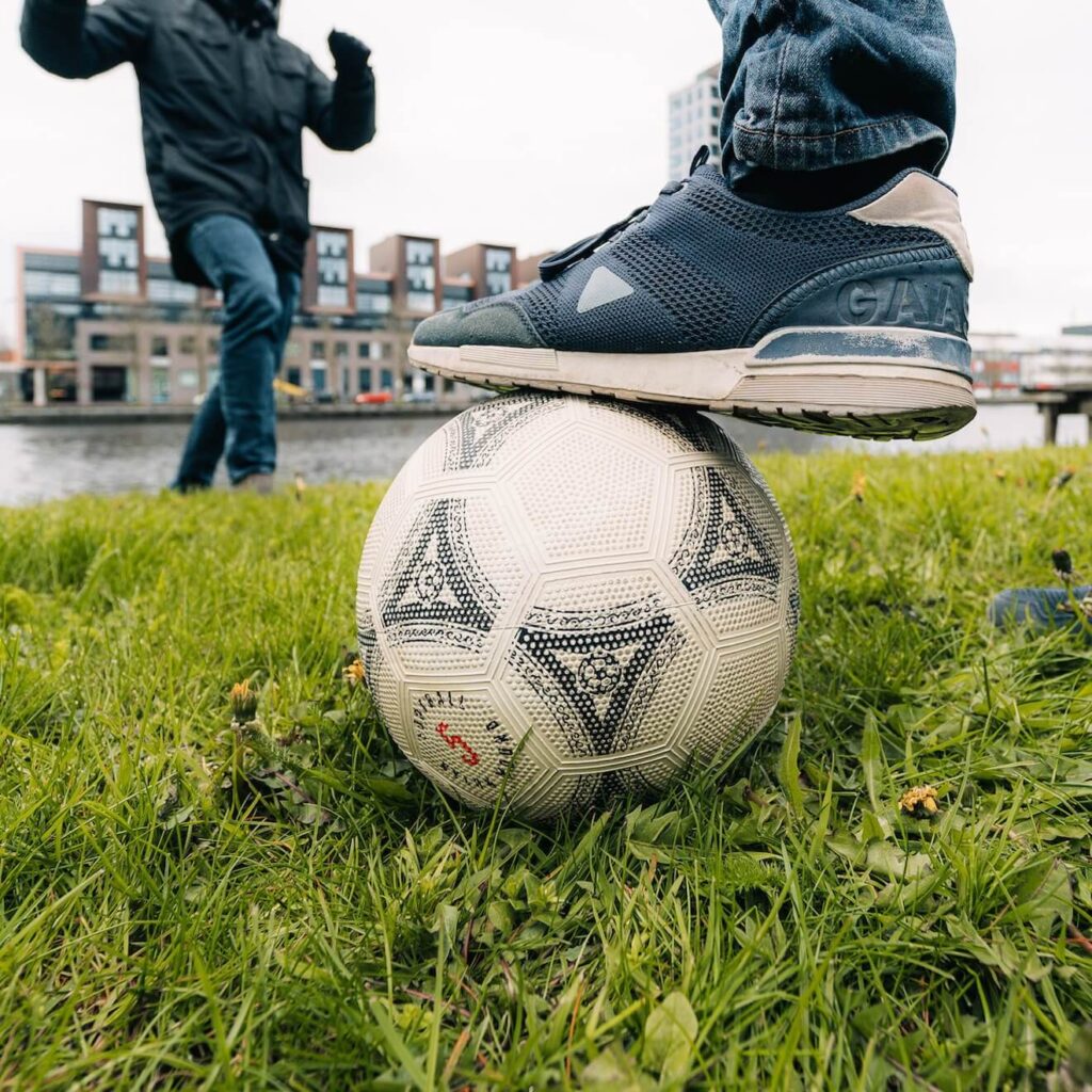 Collega's met voetbal voor ons kantoor